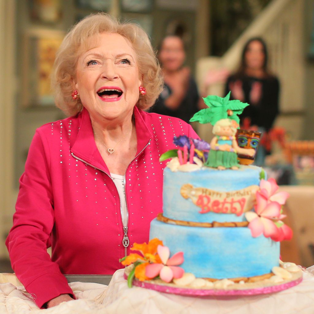 Betty White bei der Feier ihres 93. Geburtstags am "Hot in Cleveland"-Set