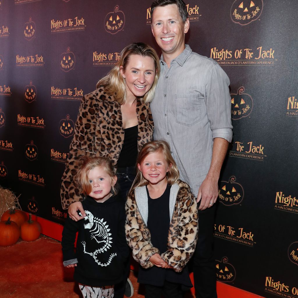 Beverley Mitchell, ihr Mann Michael Cameron und ihre beiden Töchter bei einem Event im Oktober 2019