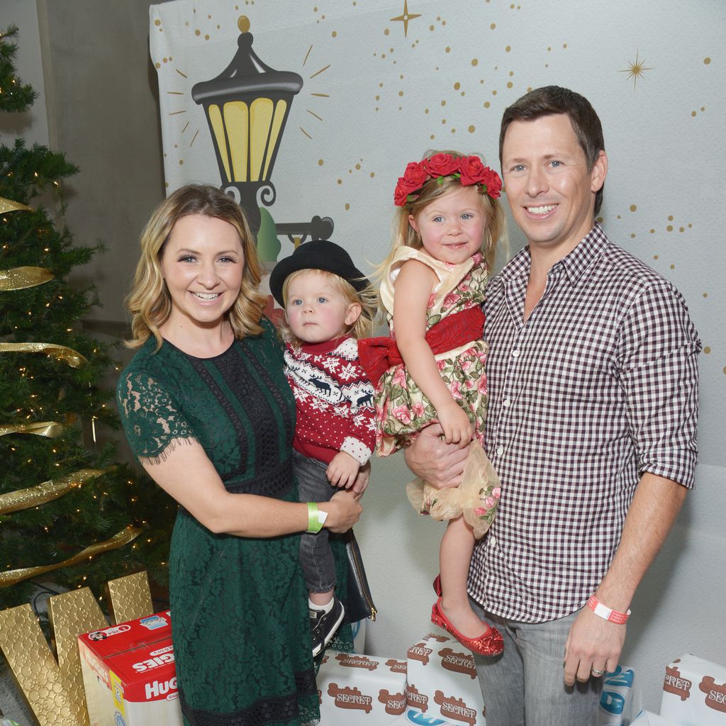 Beverley Mitchell mit ihrem Ehemann Michael Cameron und ihren gemeinsamen Kindern