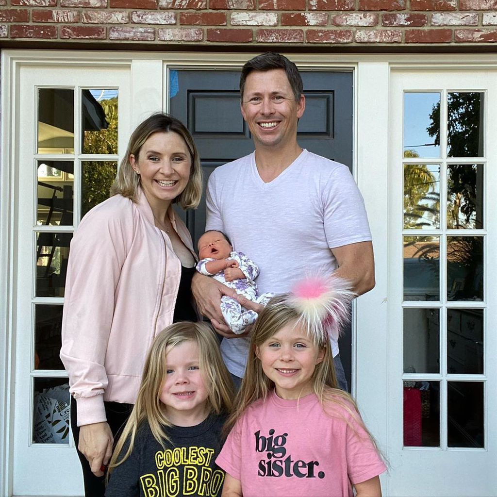 Beverley Mitchell mit ihrem Mann und den drei Kindern Mayzel, Hutton und Kenzie