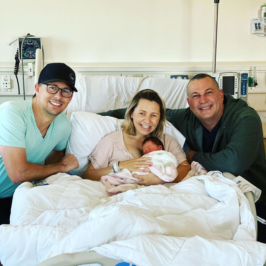 Beverley Mitchell (mitte) mit ihrem Mann Michael Cameron, Tochter Mayzel und ihrem Arzt