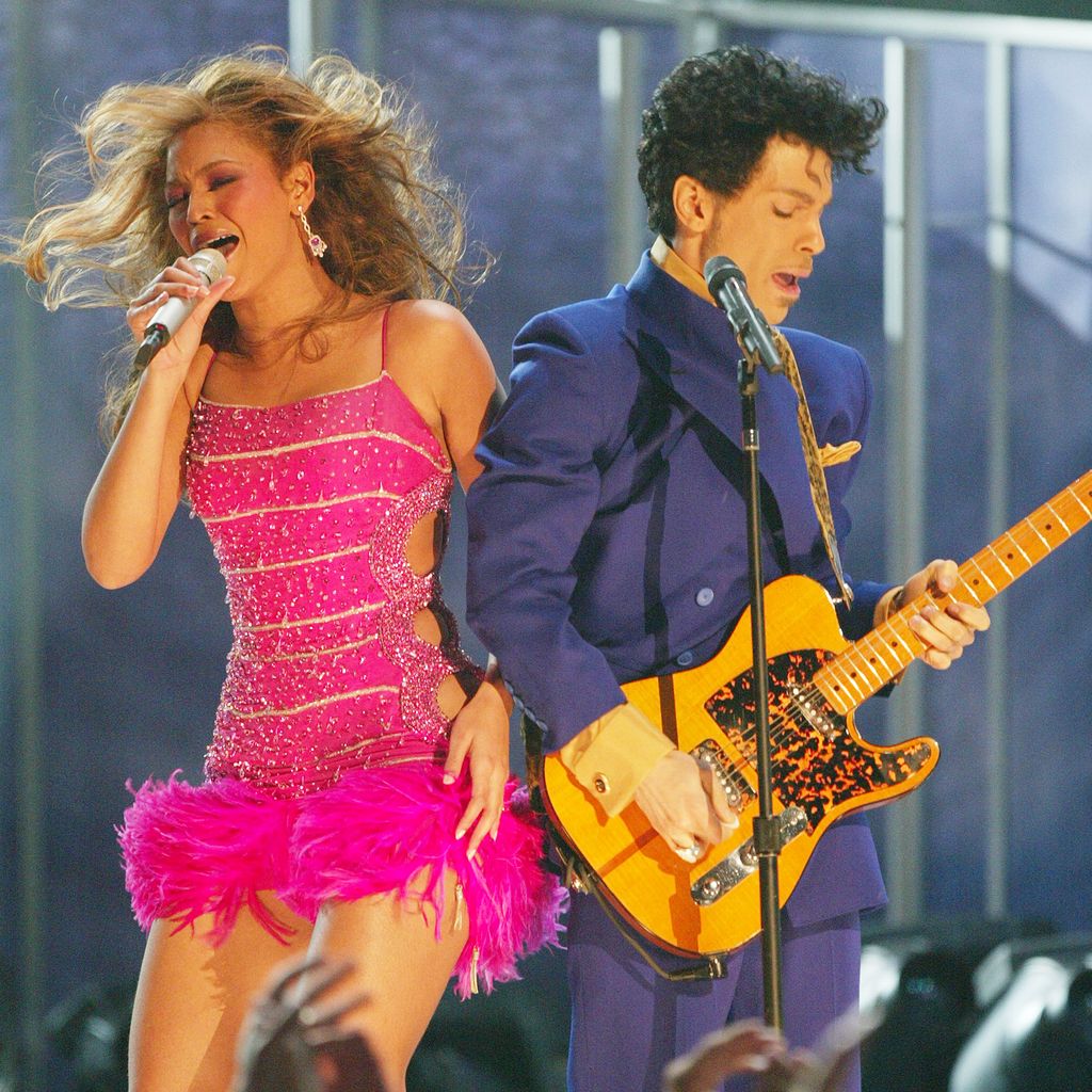 Beyonce Knowles und Prince treten bei den Grammy Awards 2004 im Staples Center in Los Angeles auf