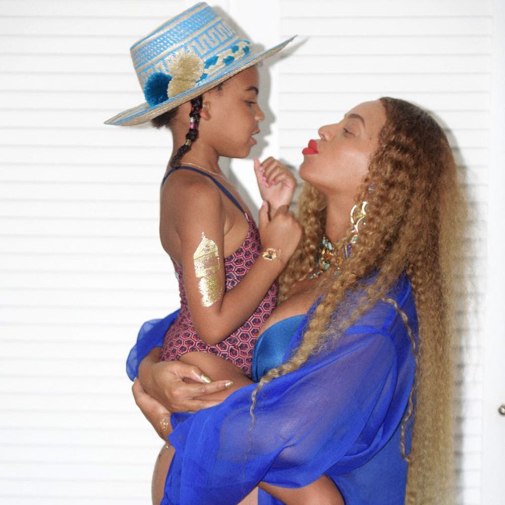 Beyoncé mit Babybauch und Tochter Blue Ivy im Jahr 2017