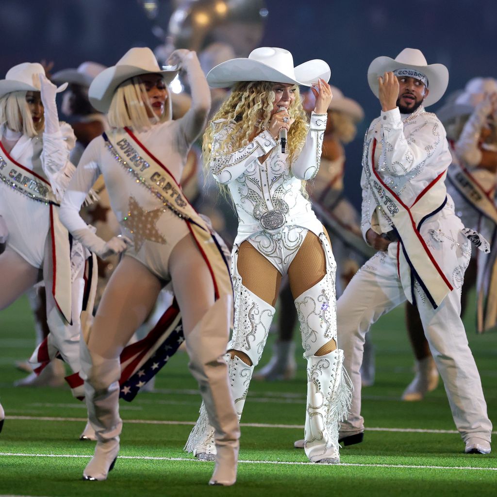 Beyonce und weitere Tänzer während der NFL-Halbzeitshow in Texas, 2024