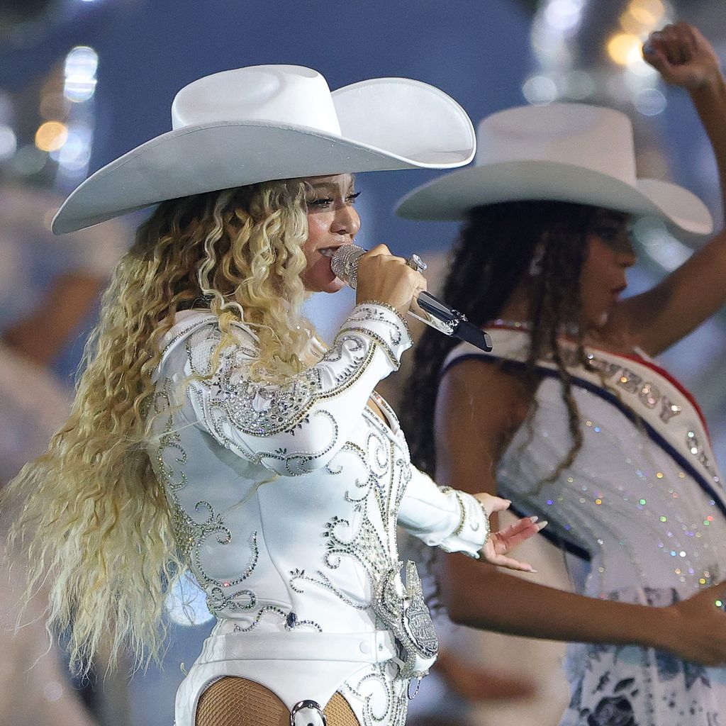Beyonce und Blue Ivy während der NFL-Halbzeitshow in Texas, 2024