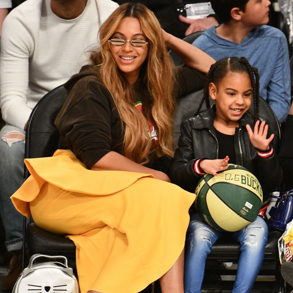 Beyoncé und ihre Tochter Blue Ivy Carter bei einem Basketballspiel 2018