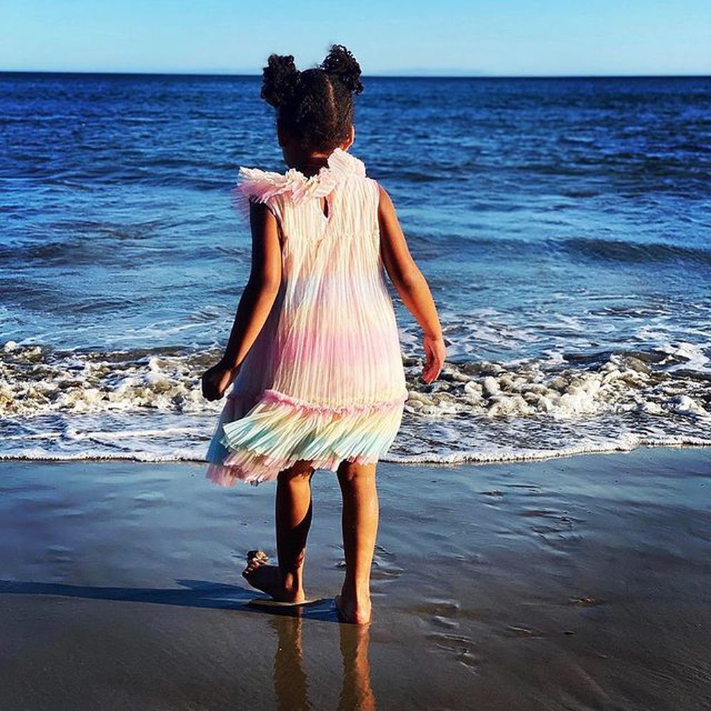 Beyoncés Tochter Rumi am Strand