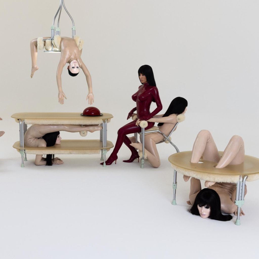 Die Ehefrau von Skandalrapper Kanye West versucht sich als Künstlerin. In Seoul inszeniert sie die Häuslichkeit als etwas Unheimliches.