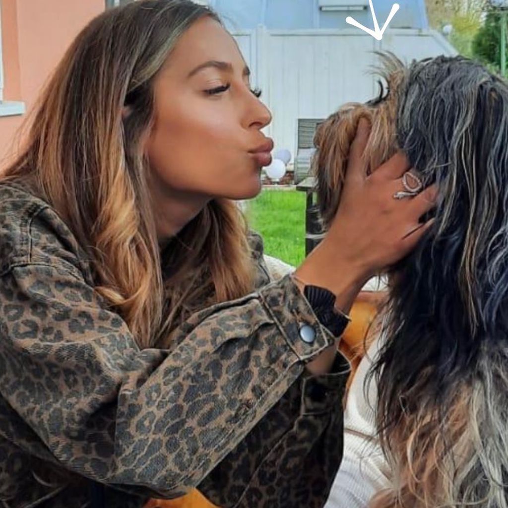 Bianca mit einem wuscheligen Hund