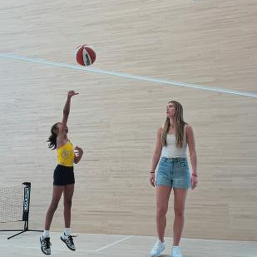 Bianka Bella Bryant beim Basketballspielen mit WNBA-Profi Sabrina Ionescu
