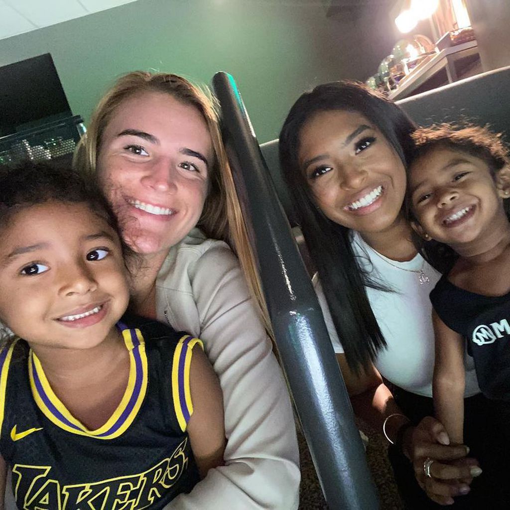 Bianka Bella Bryant, Sabrina Ionescu, Vanessa Byrant und Capri Kobe Bryant im Juli 2021