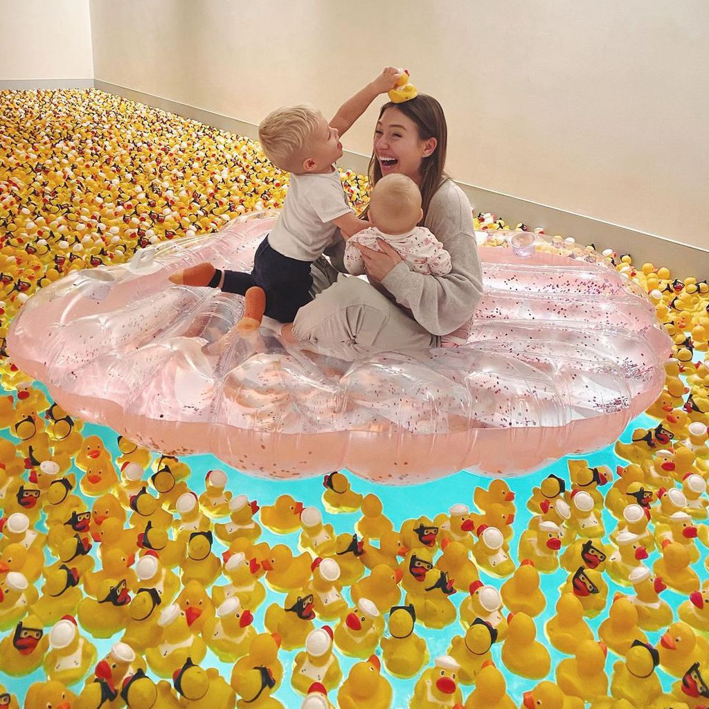 Bibi Claßen mit ihren Kindern Lio und Emily, November 2020