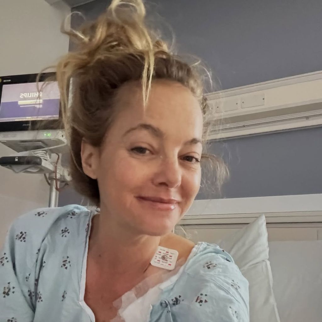 Bijou Phillips lächelt auf dem Krankenhausbett im Juli 2026