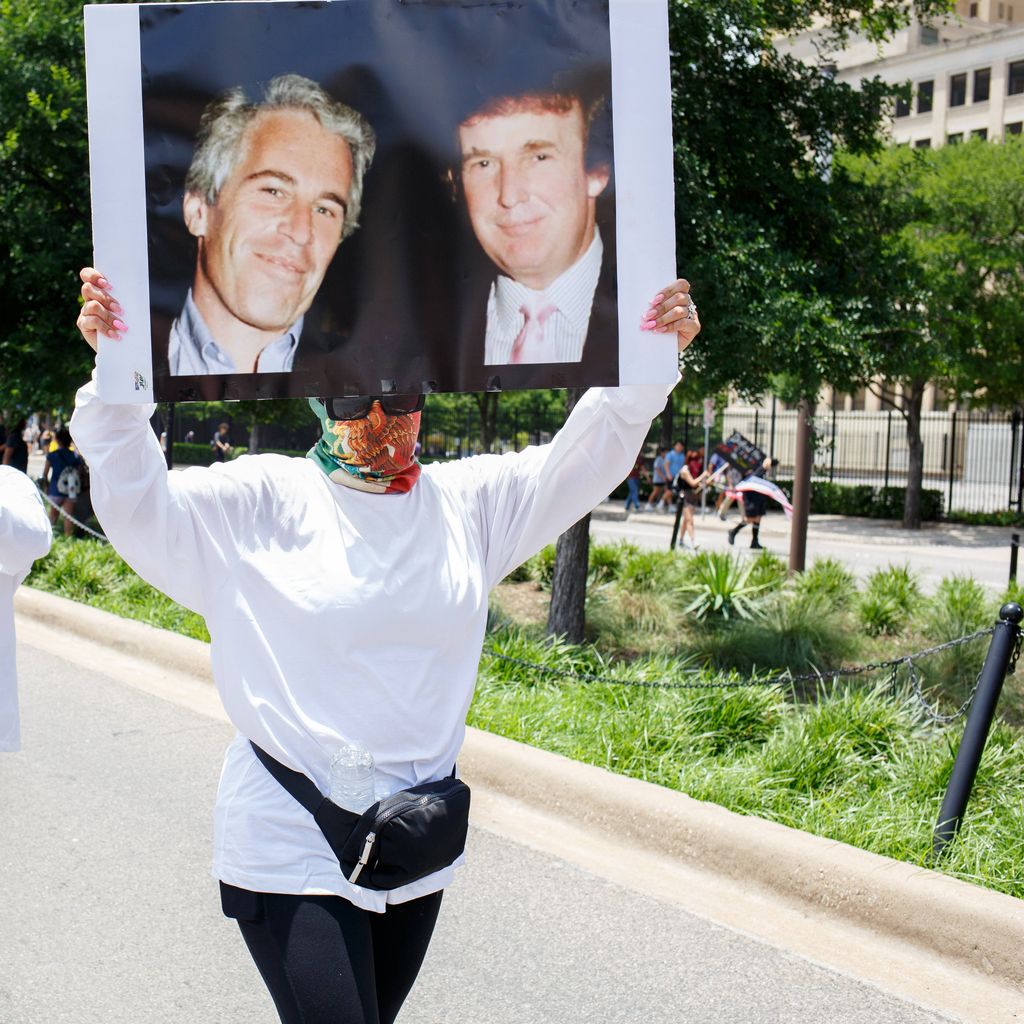 Demonstranten mit Plakat von Donald Trump und Jeffrey Epstein