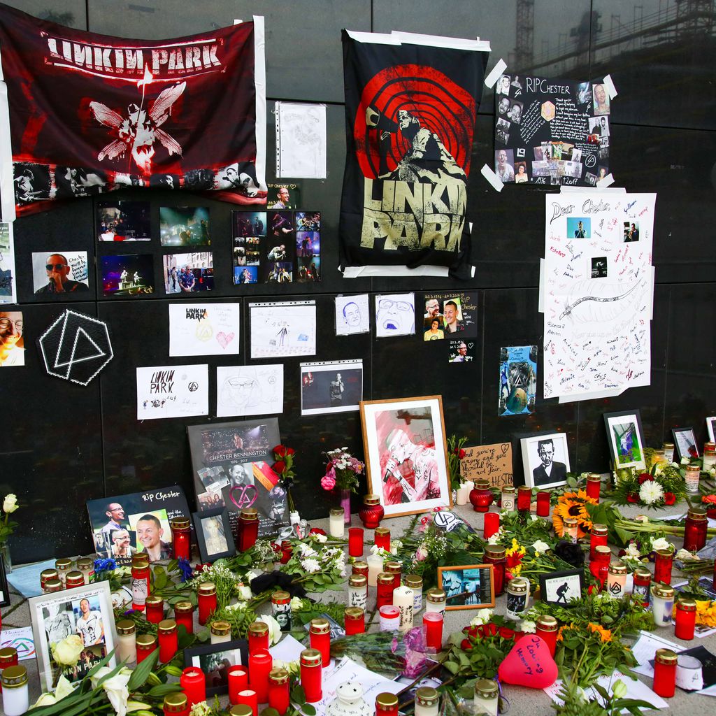 Gedenkfeier für Linkin Park-Frontmann Chester Bennington an der Mercedes Benz Arena in Berlin