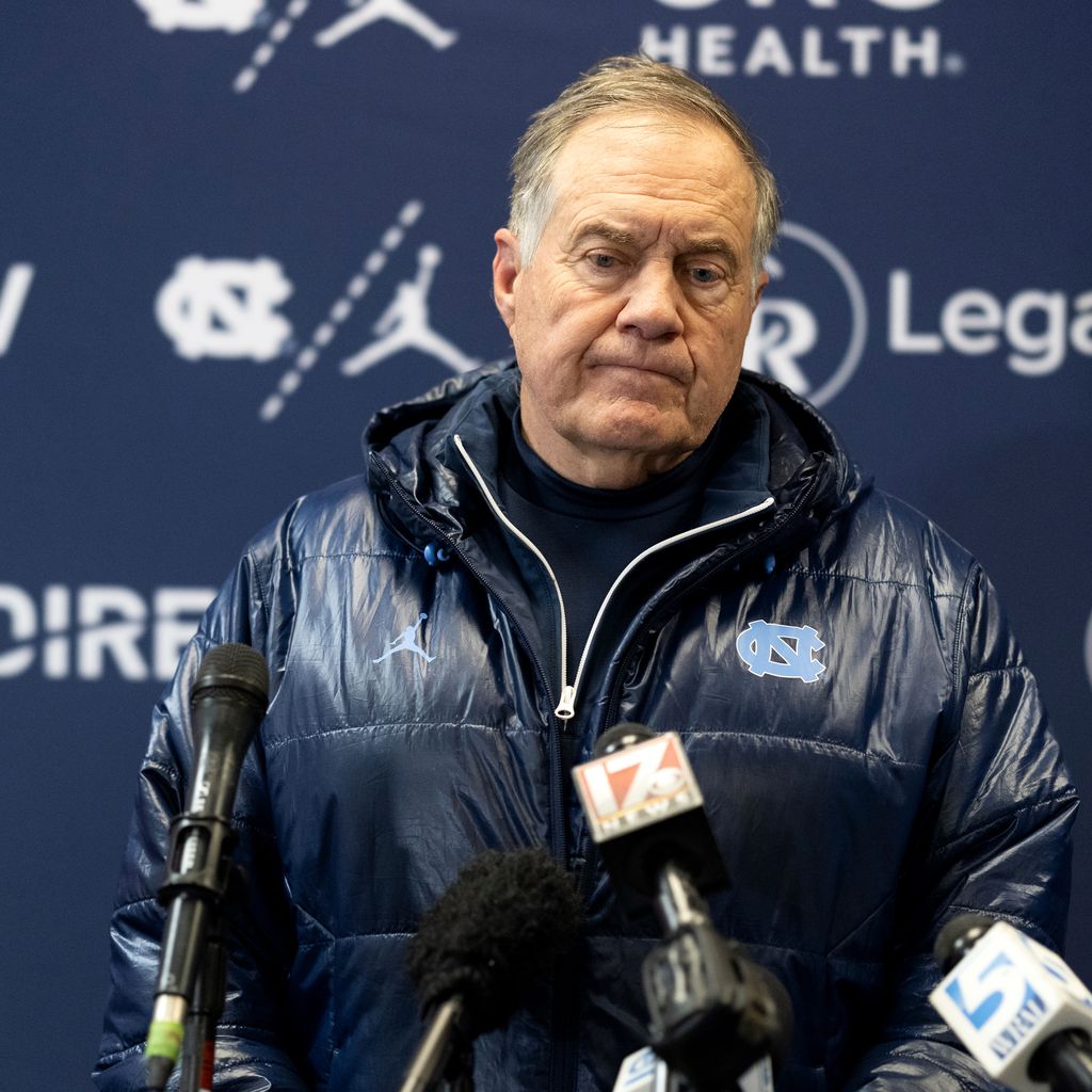 Bill Belichick bei der Pressekonferenz nach der Niederlage der North Carolina Tar Heels gegen NC State in Raleigh