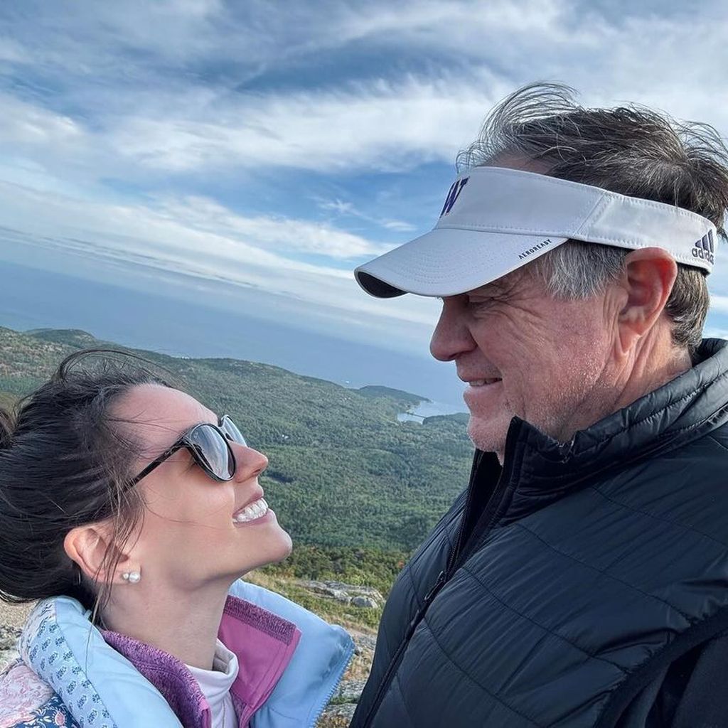 Bill Belichick und Jordon Hudson bei einem Küstenausflug 2024