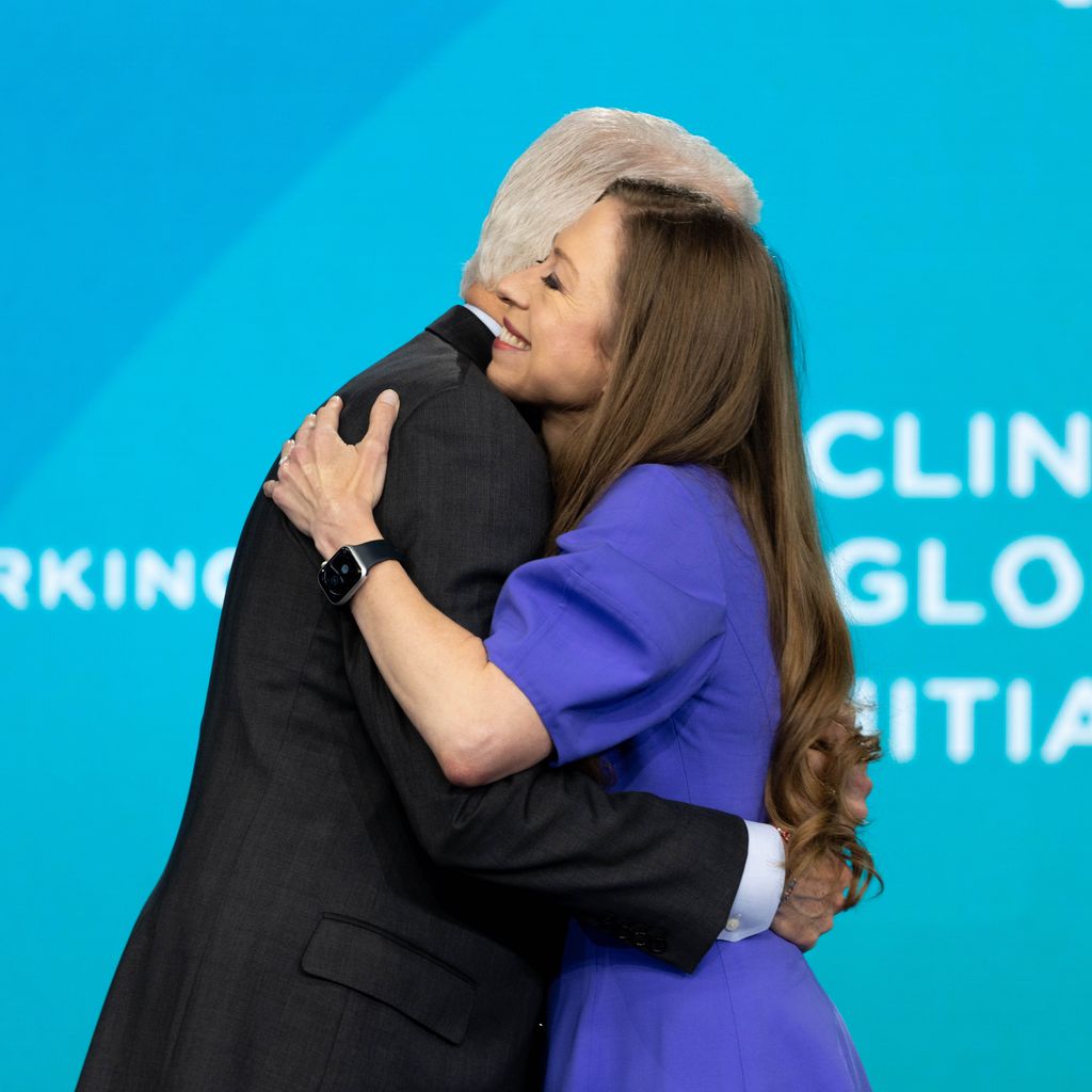 Bill Clinton und Tochter Chelsea Clinton im September 2024 in N.Y.