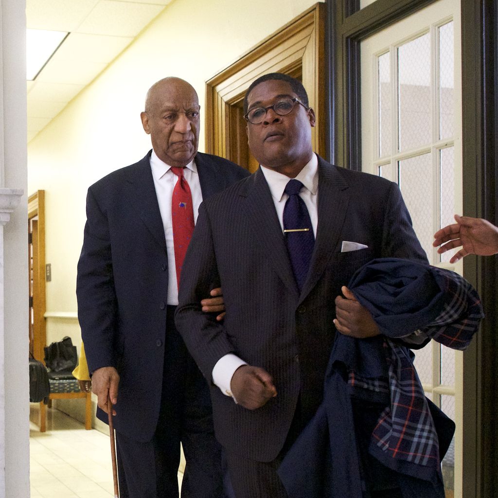 Bill Cosby verlässt mit Andrew Wyatt das Gerichtsgebäude in Norristown nach dem Schuldspruch im Wiederaufnahmeverfahren