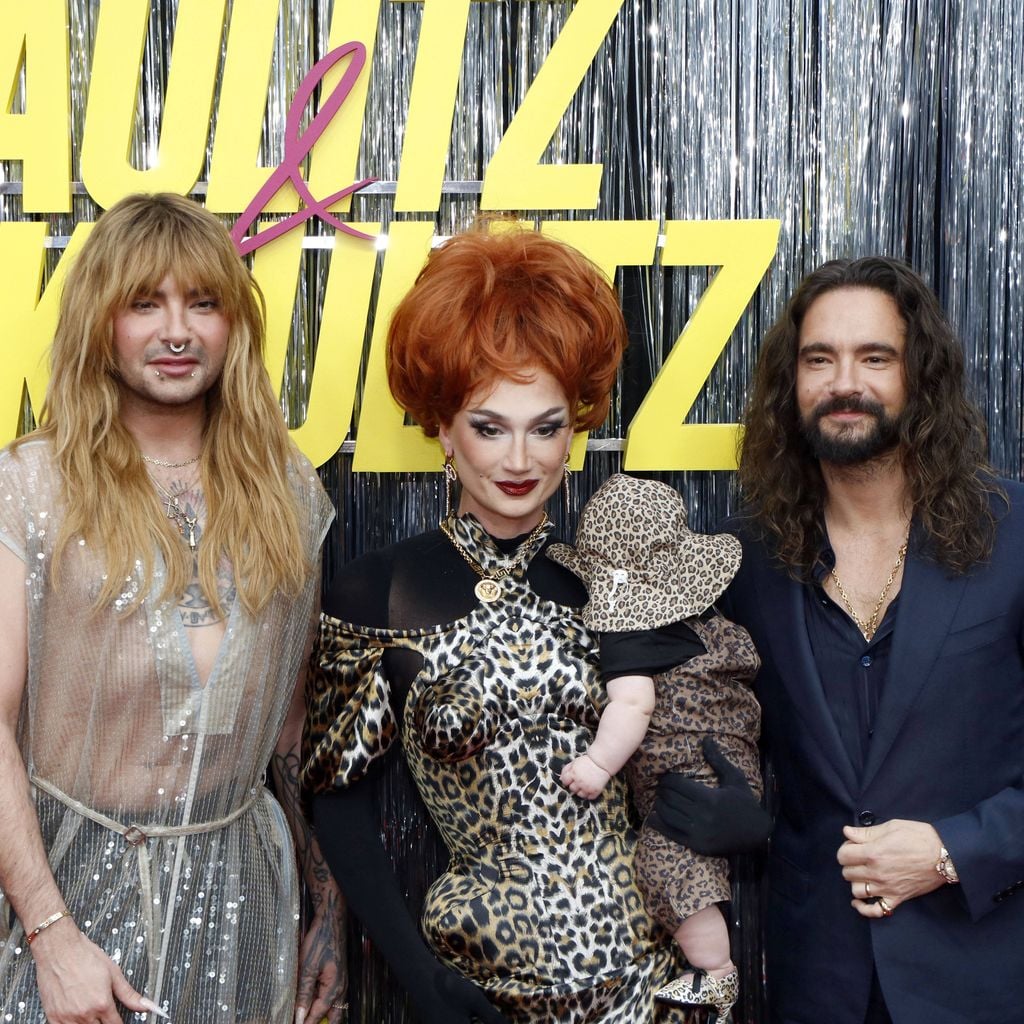 Bill Kaulitz, Candy Crash mit adoptiertem Baby Tochter Berlin und Tom Kaulitz bei der Premiere von Kaulitz & Kaulitz in Berlin