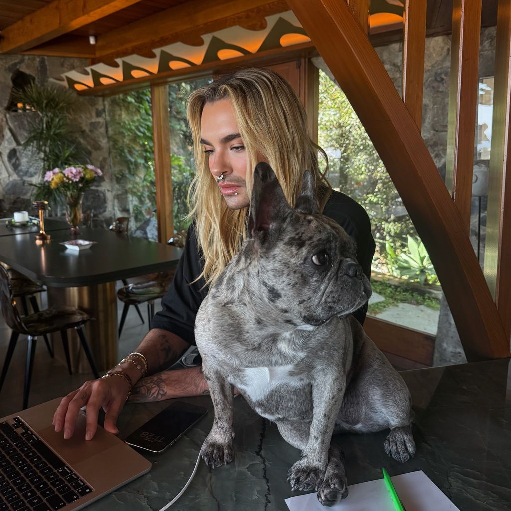 Bill Kaulitz mit seiner Hündin Alfia, April 2026