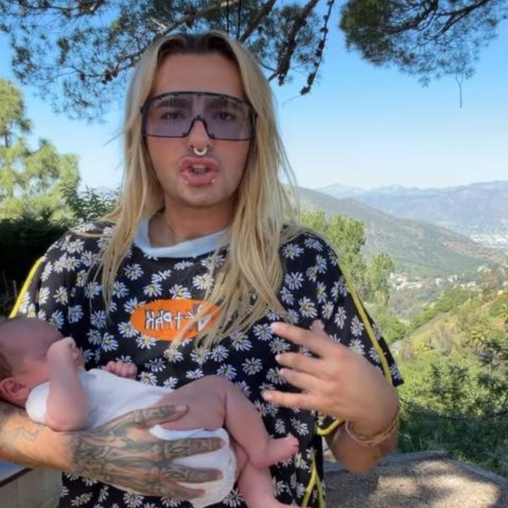 Bill Kaulitz mit dem Baby von Candy Crash, März 2026