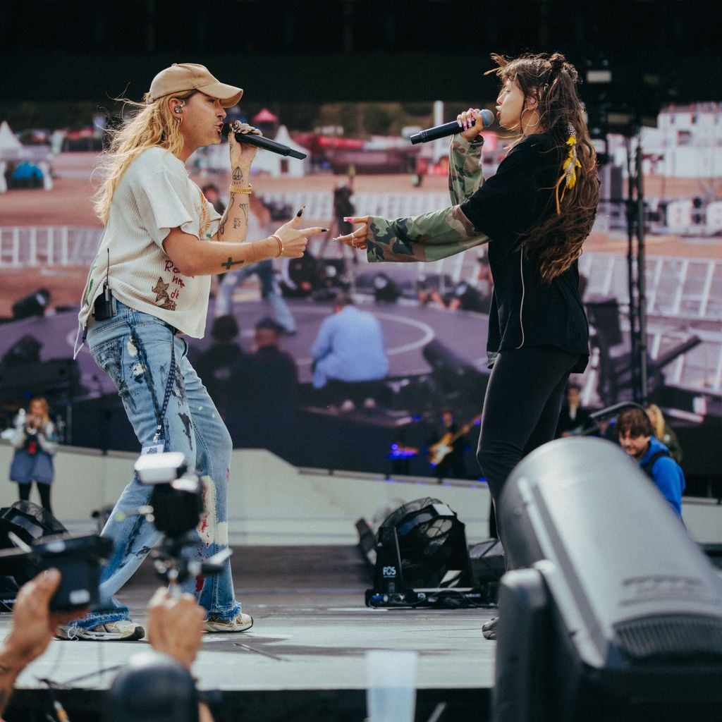 Bill Kaulitz und Nina Chuba stehen gemeinsam auf der Bühne in Hamburg