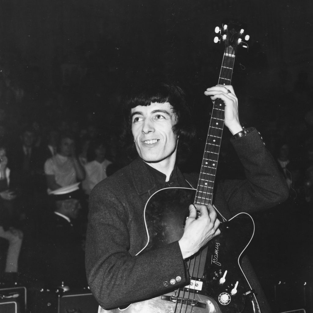 Bill Wyman von den Rolling Stones spielt 1965 bei einem Konzert Gitarre