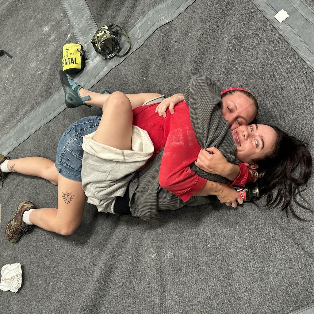 Sängerin Billie Eilish mit einer Freundin, im Juli 2024