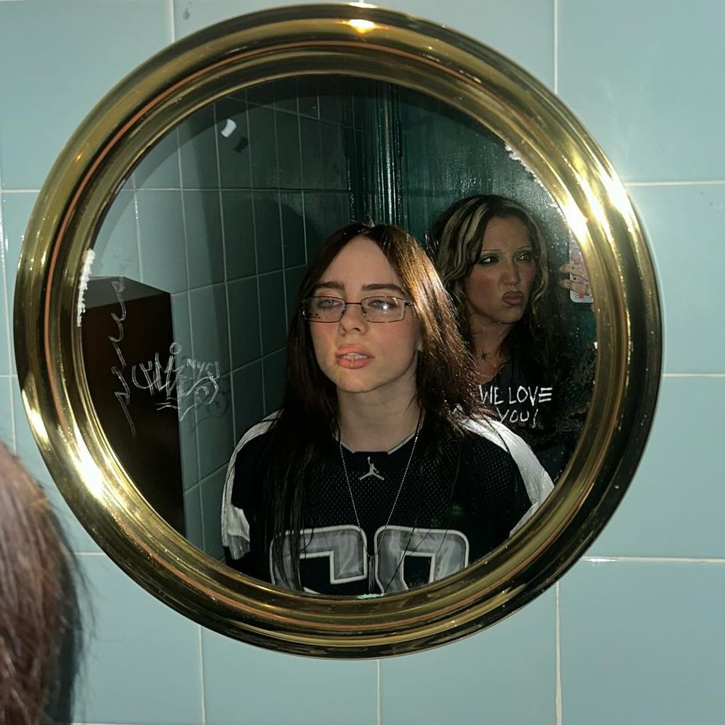 Billie Eilish mit einer Freundin, im Juli 2024