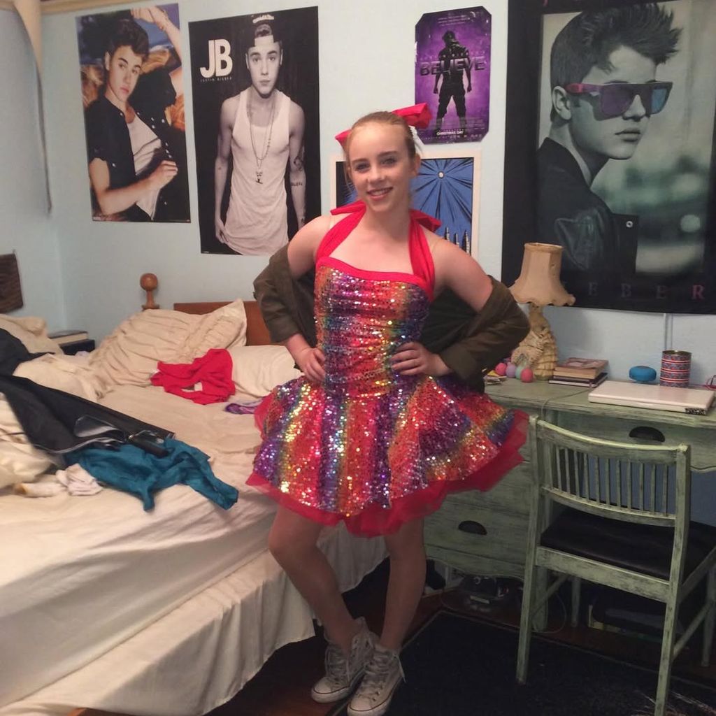 Billie Eilish posiert als Teenager vor Justin Bieber-Postern