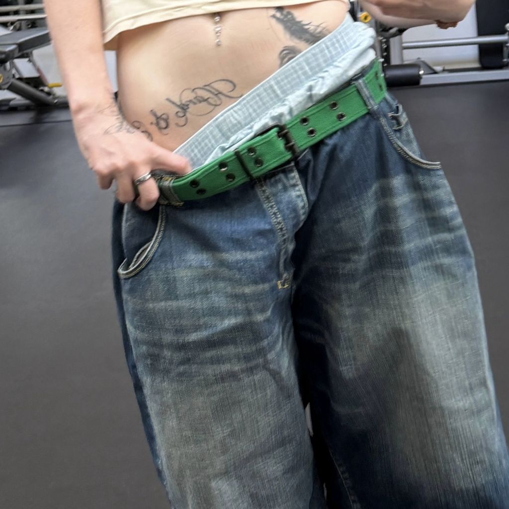 Billie Eilish zeigt ihre Tattoos und ihr Piercing