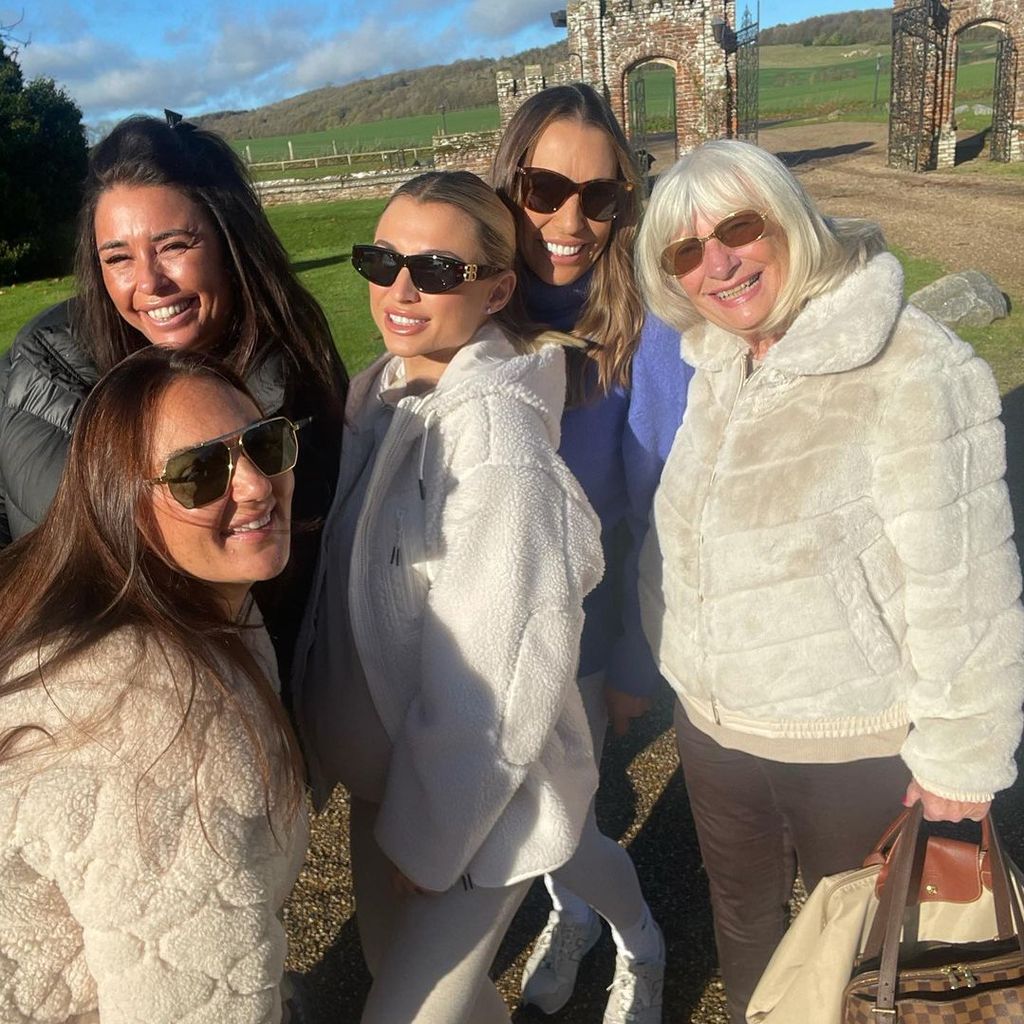 Billie Faiers und ihre Freundinnen im November 2022