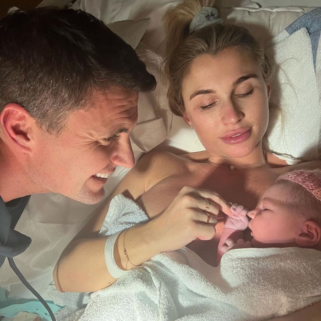 Billie Faiers mit ihrem Mann Greg und ihrer Tochter im Dezember 2022
