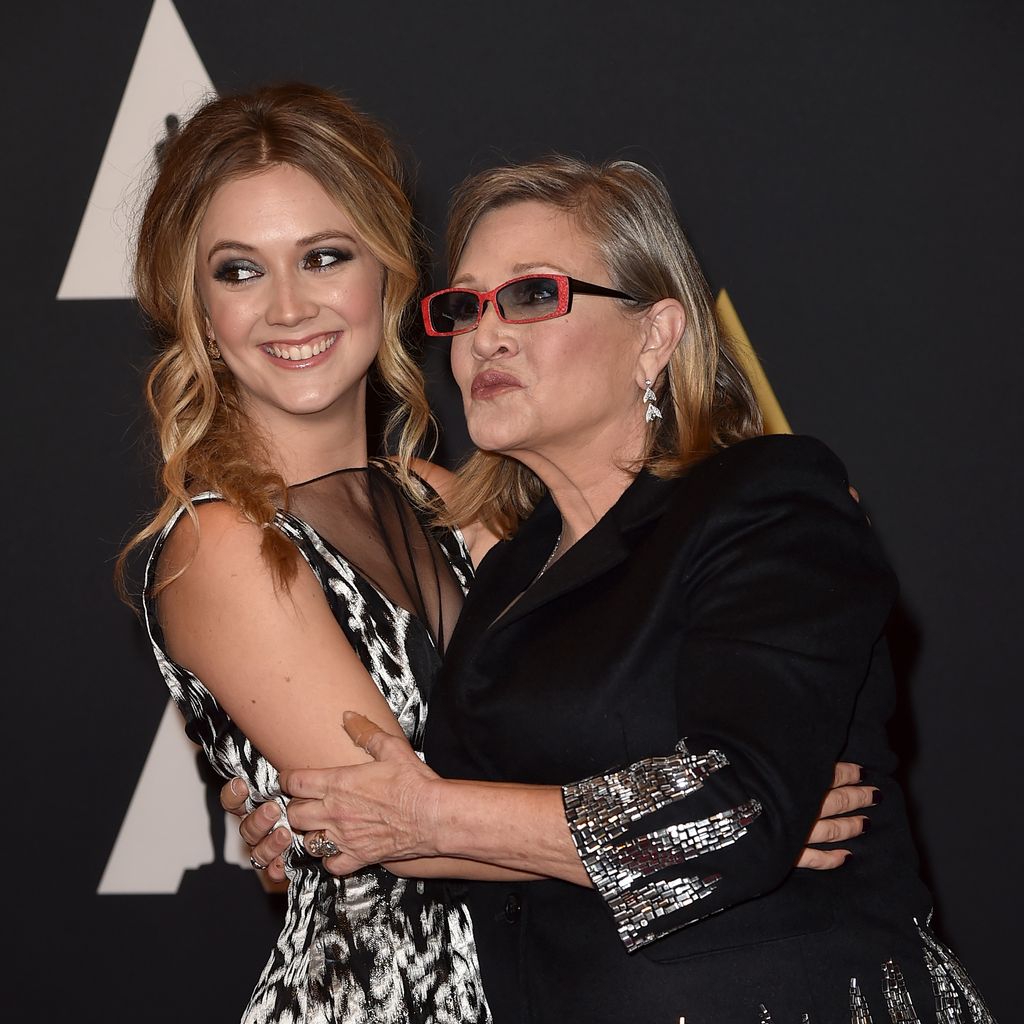 Billie Lourd und Carrie Fisher halten sich im Arm