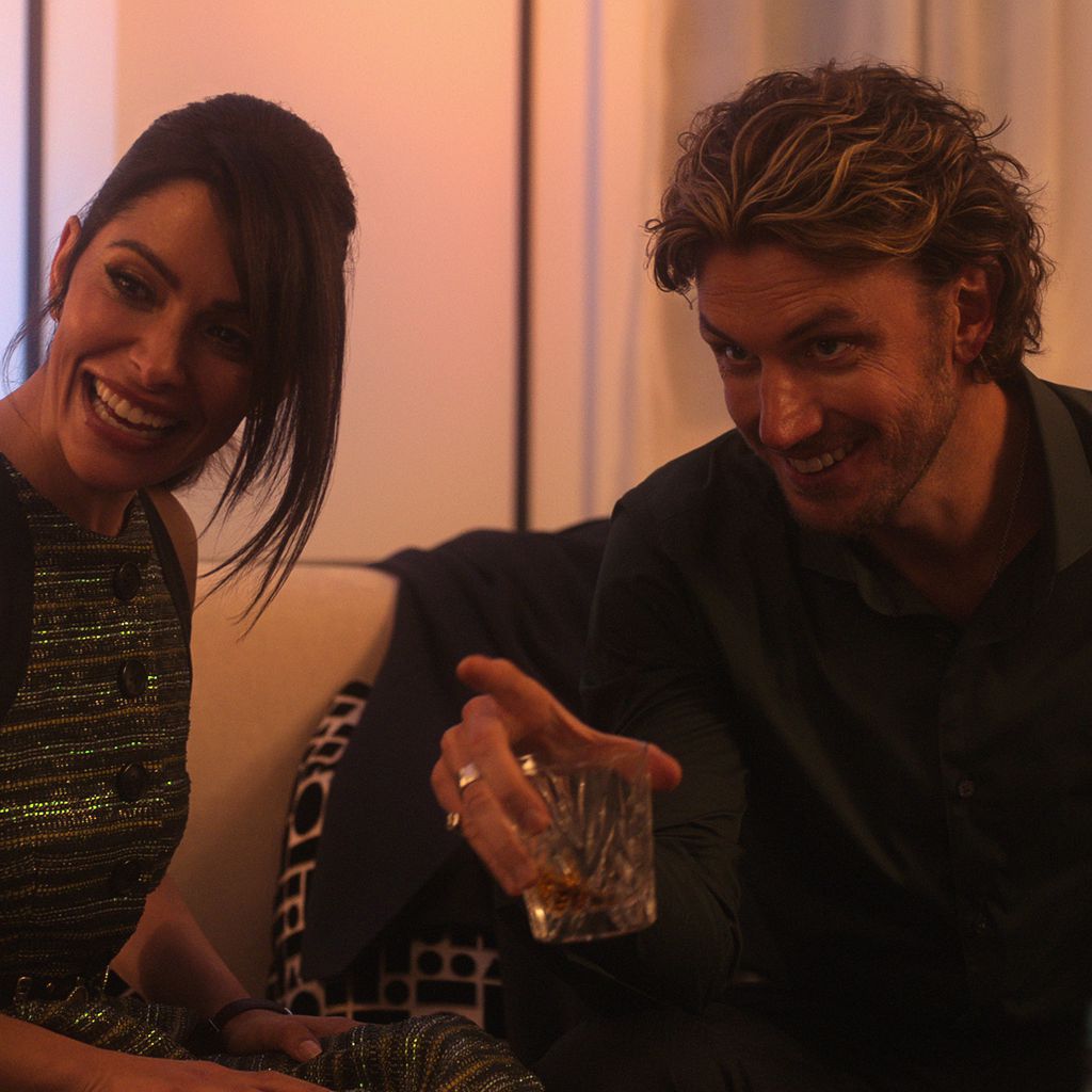 Billie (Sarah Shahi) und Brad (Adam Demos) in "Sex/Life"