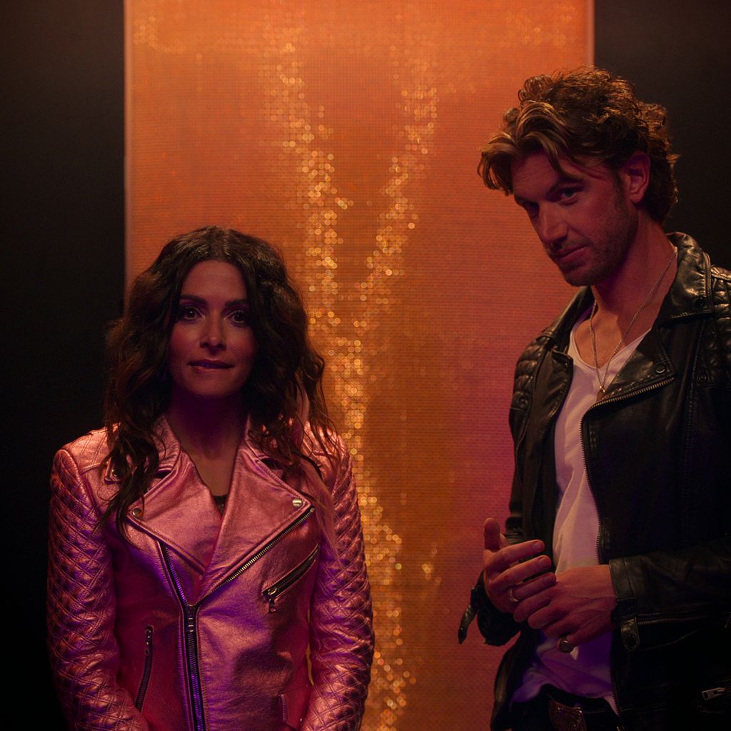 Billie (Sarah Shahi) und Brad (Adam Demos) in "Sex/Life"