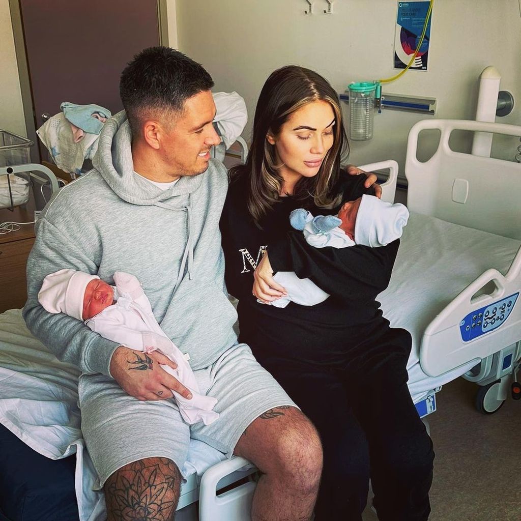 Billy Delbosq und Amy Childs mit ihren Zwillingen, April 2023