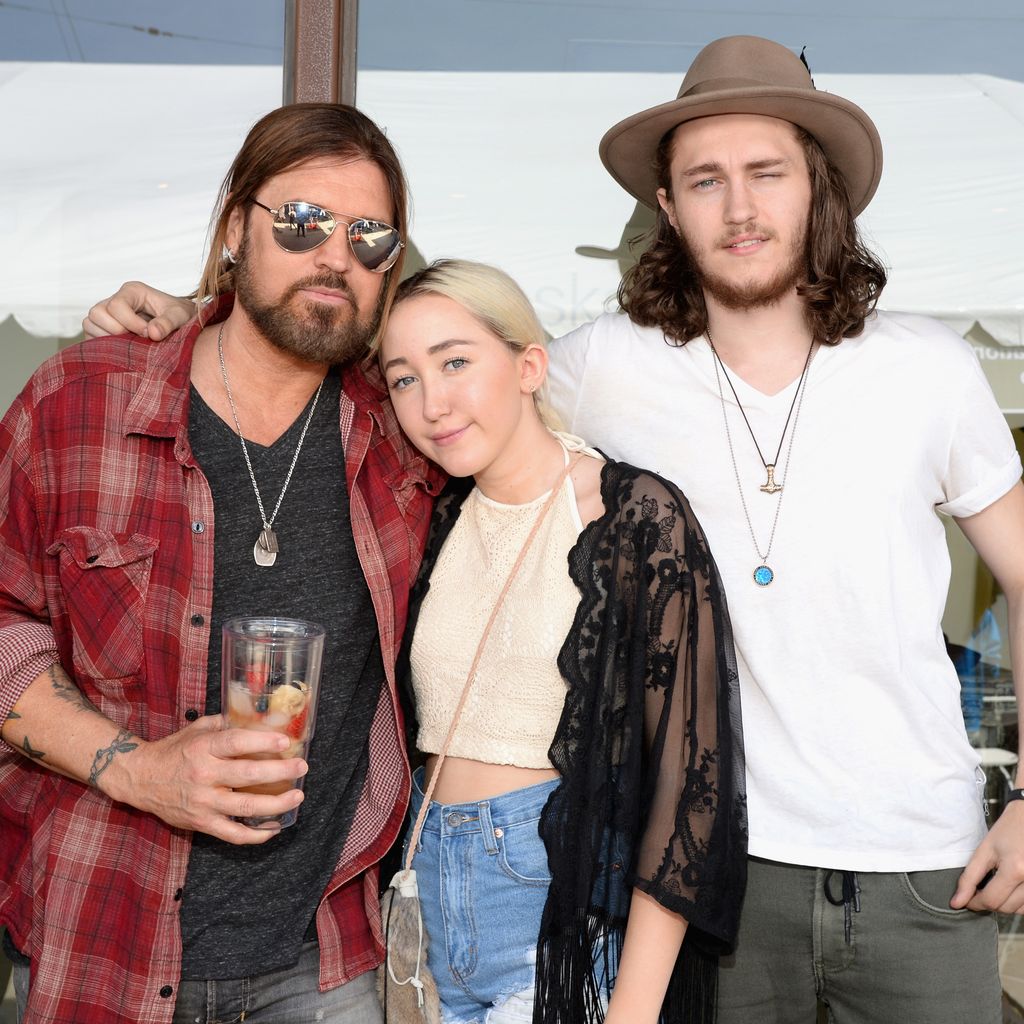 Billy Ray Cyrus, Noah Cyrus und Braison Cyrus posieren, April 2015