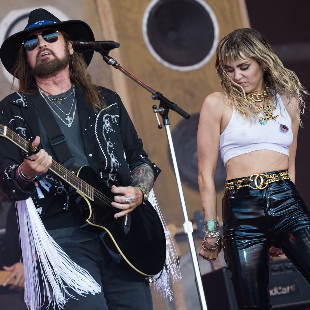 Billy Ray Cyrus und Miley Cyrus treten beim Glastonbury Festival 2019 auf der Pyramid Stage auf