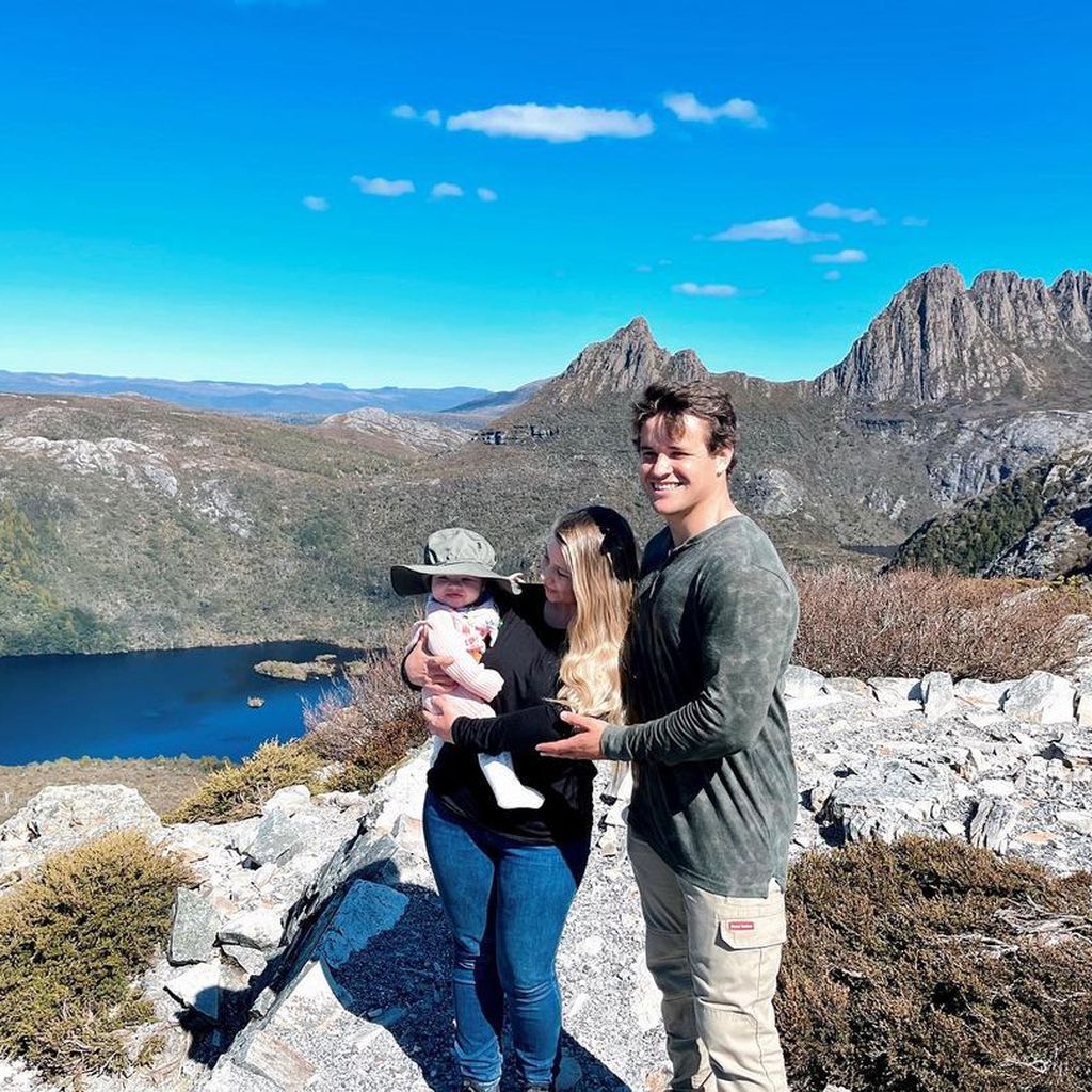 Bindi Irwin mit ihrem Ehemann Chandler Powell und ihrem Baby