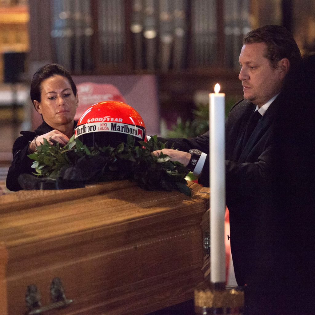Birgit Lauda und Nikis Söhne Lukas und Matthias am Sarg von Niki Lauda