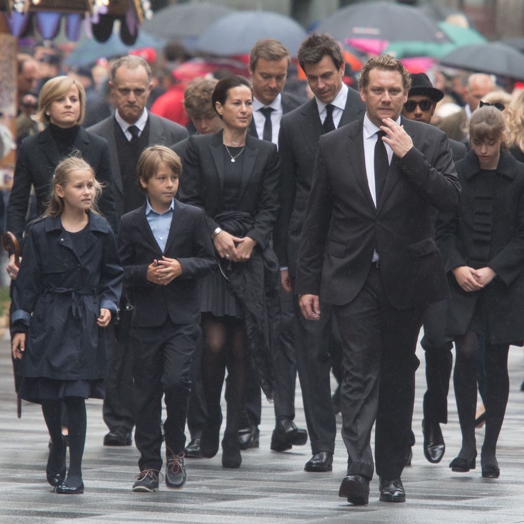 Birgit Lauda (Zentrum) und Niki Laudas Kinder Mia, Max und Lukas Lauda auf dem Weg zur Kirche