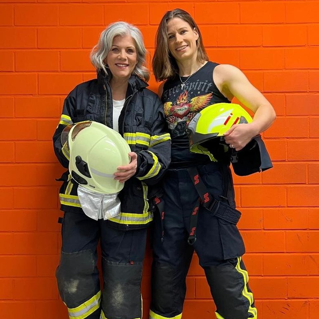 Birgit Schrowange und Feuerwehrfrau Marie Schumann bei "Birgits starke Frauen"