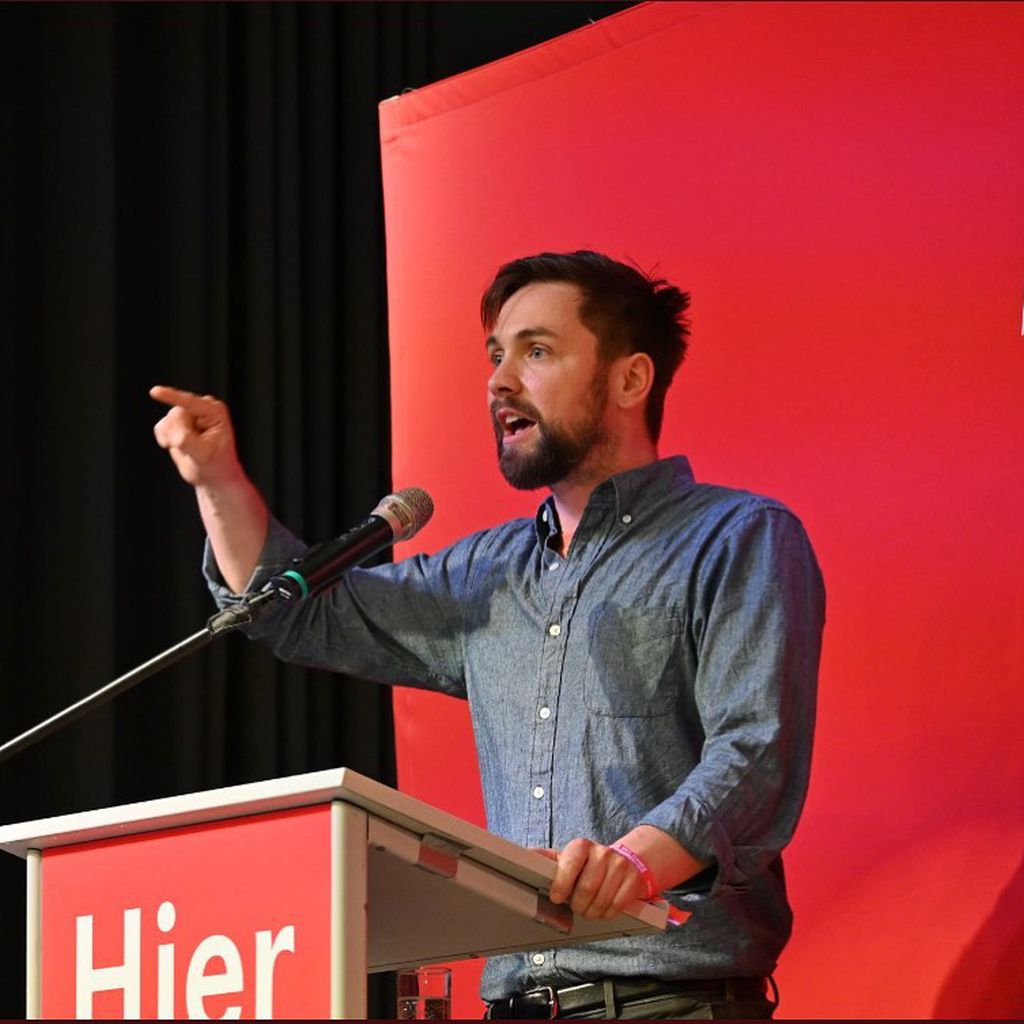 Björn Harras bei einer Rede vor Die Linke-Parteimitgliedern