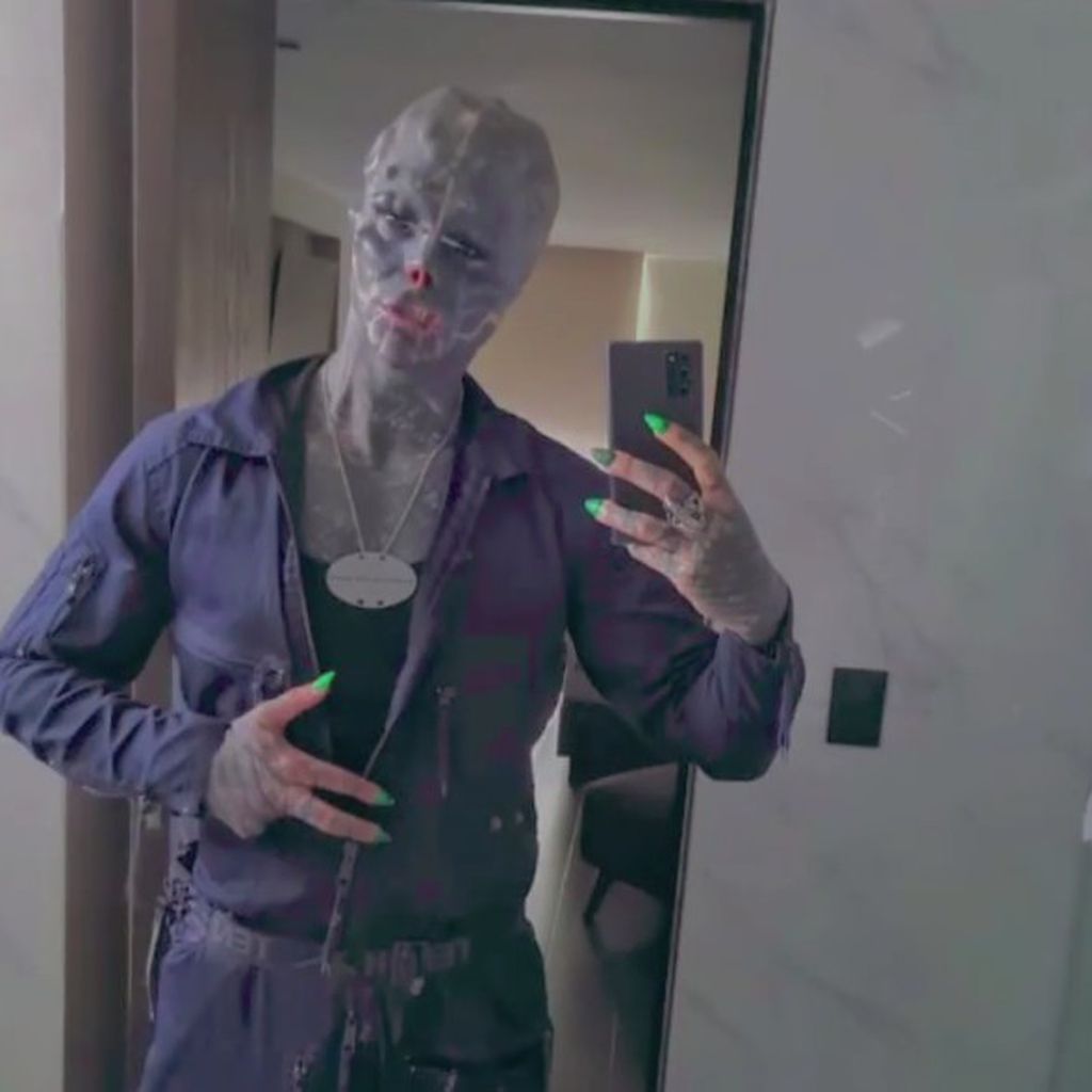 Black Alien mit insgesamt acht Fingern