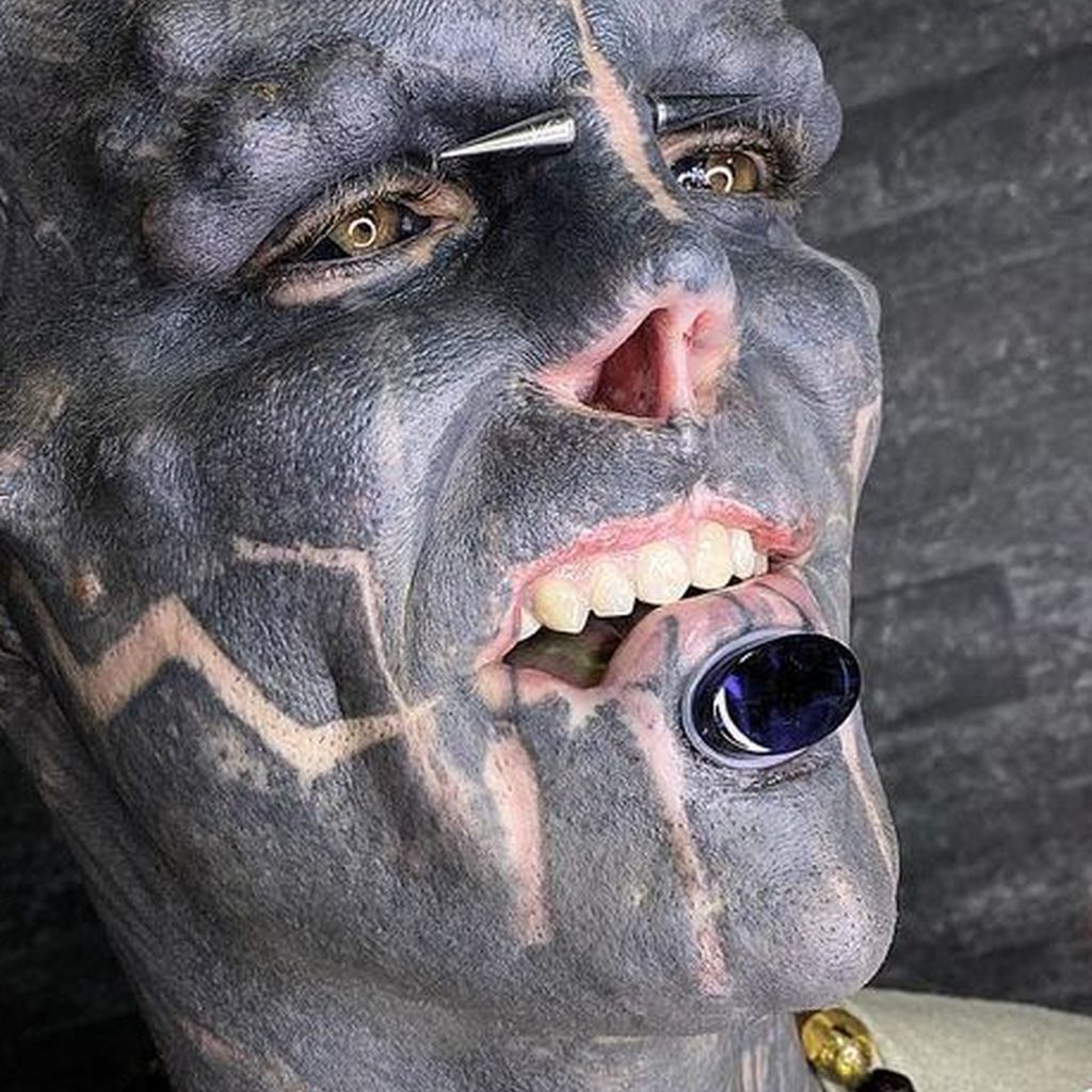 Black Alien mit seinem neuen Piercing