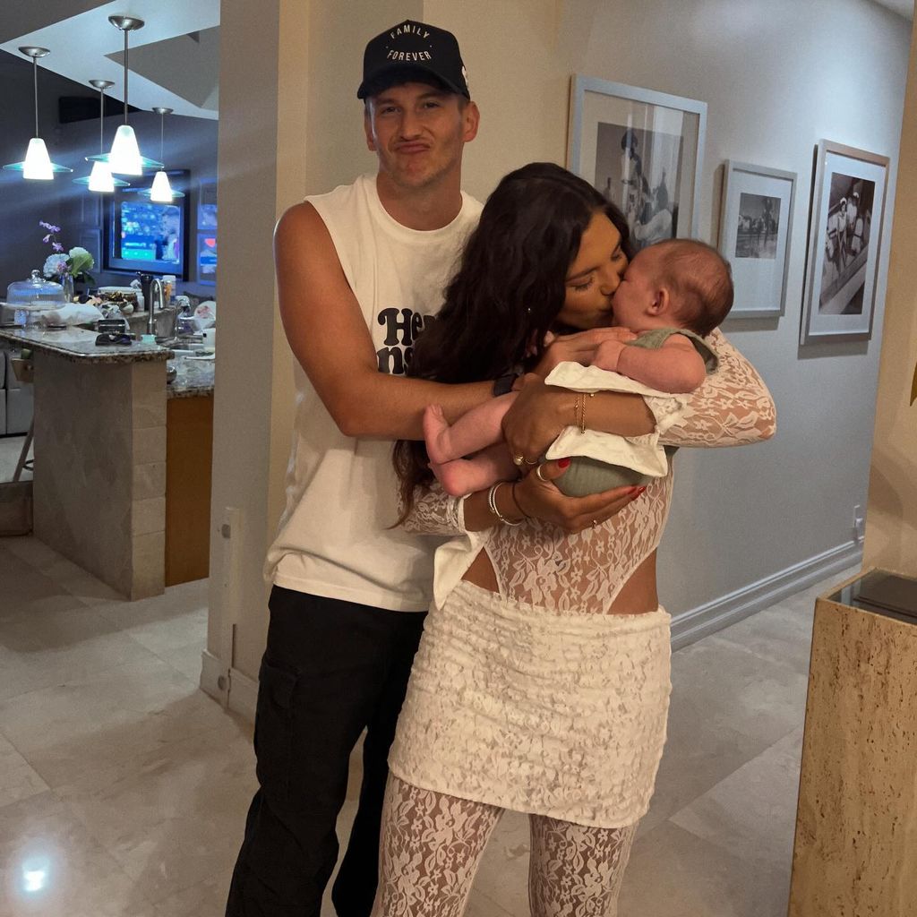 Blake Horstmann und Giannina Gibelli mit ihrem Baby im Juli 2024