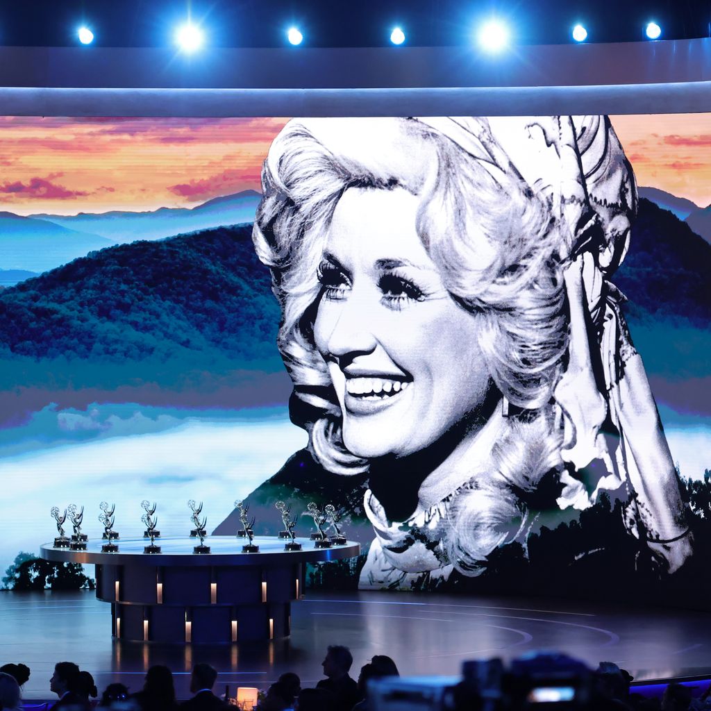 Bühnenbild mit Dolly-Parton-Tribut bei den 78. Primetime Emmy Awards im Peacock Theater, Los Angeles, 14. September 2026