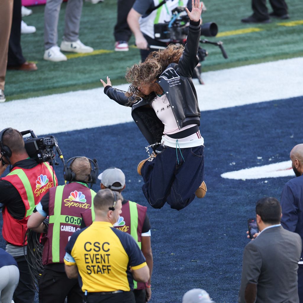 Blue Ivy Carter springt während des Super Bowl LX aufs Spielfeld; Jay-Z ist ebenfalls vor Ort